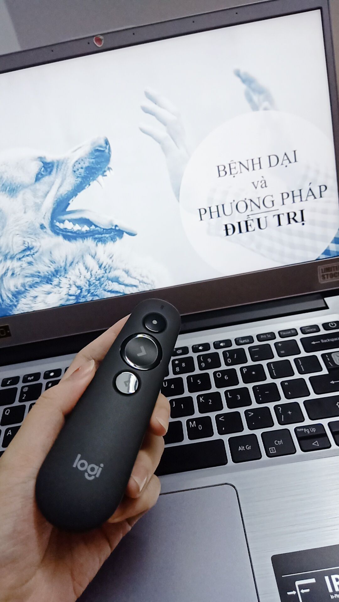 Đóng gói cẩn thận.
Giao nhanh chưa đầy 48H.
Hàng chất lượng tốt, chính hãng, đầy pin.
HDSD chi tiết thì truy cập trang web www.logitech.com/support/r500
Dễ sử dụng!!
Nên lên trang web đăng ký sản phẩm được bảo hành 1 năm bằng cách nhập số seri trên bao bì ngay mã vạch (S/N)