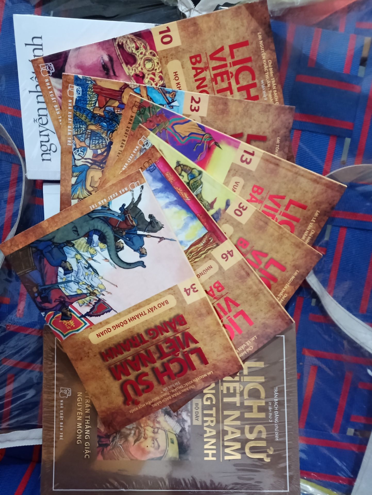 Mình thích đọc sách lịch sử bằng tranh, sách giấy tốt, có nhiều hình ảnh minh hoạ. Bé nhà mình rất thích.