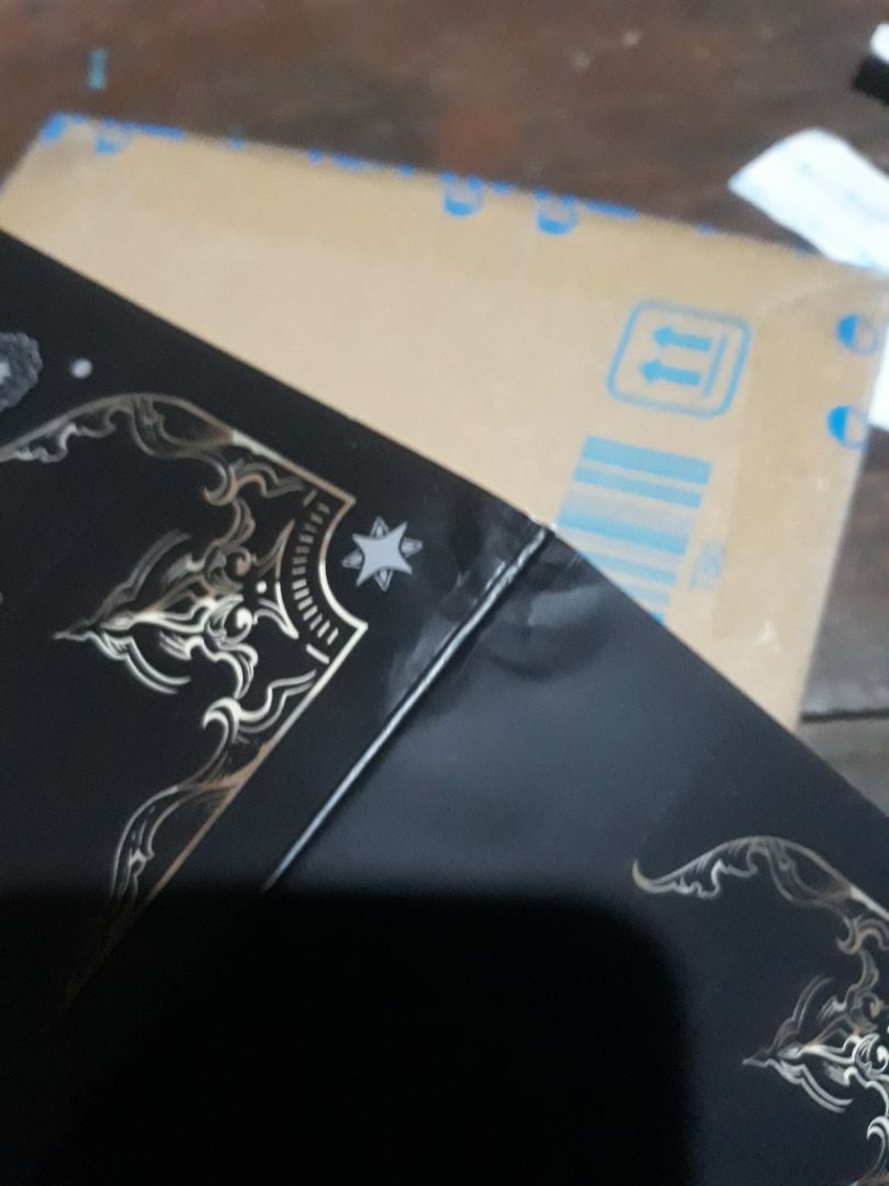 Truyện giao nhanh, nhưng mình đặt 2 quyển truyện đều cỡ to mà tiki nhét vô cái hộp bé lúc mở hộp sách chật cứng lấy ra khó, lấy ra xem truyện thì lại bị dập nặng mất 1 góc😥, mong tiki sau này chú ý có thể cho hộp rộng vừa 2 quyển chứ đã không bọc chống xóc, còn nhét cố vô hộp thì hỏng hết truyện