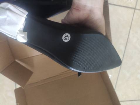 Giày đẹp, chất kiệu xịn , đường may chắc chắn. Chủ shop nhiệt tình hỗ trợ đổi giày khi mình mua nhầm size rộng hơn. Đã vậy được tặng thêm miếng lót giày khi đổi. Thái độ thân thiện và nhiệt tình, mình rất hài lòng, sẽ ủng hộ shop dài lâu dạ.