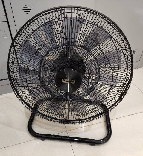 Quạt dùng động cơ DC Inverter nên êm, có thể điều chỉnh nhiều cấp số và có thể quạt tốc độ chậm được.