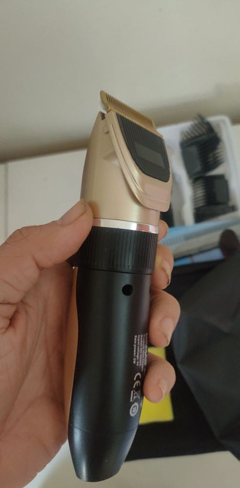 Tông đơ mạnh, các cữ cắt tóc đầy đủ như salon, tiện lợi khi chế độ kép. Hết pin có thể cắm dây sử dụng tiếp. Motor chạy êm, ko tiếng ốn, cầm nhẹ tay, vỏ ngoài sắt sáng bóng dễ vệ sinh. Nói chung ổn trong tầm giá