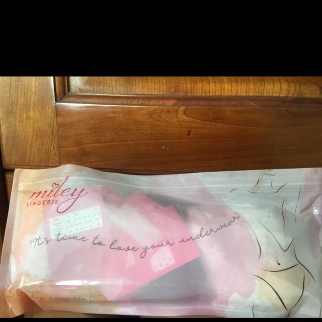 Ren đẹp, giá cả hợp lý (sau khi đã giảm) và được trừ voucher các kiểu 167k/5quần. Size quần hơi nhỏ hơn size bình thường, vòng 3 mình 92 chọn size L vẫn chật, bình thường các nhãn hàng khác mình chỉ mặc size L.