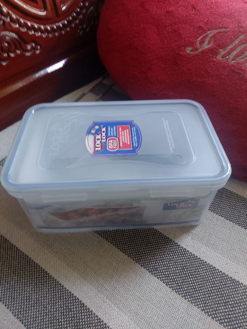 Giao hàng hơi nhanh. Đóng gói xấu xí, vỏ móp méo, nhăn nhúm nhìn không thiện cảm. Hộp sản phẩm đẹp, in nổi chữ Lock&Lock trong nắp hộp. Tuy nhiên hộp nhỏ gọn thôi. Nhỏ hơn nhìn so với hình rất nhiều. Thích hộp to lên chút nữa nên mới mua. Ai dè... Mua về thất vọng.