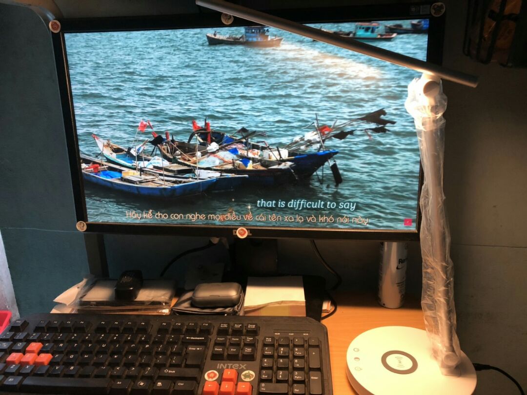 Mới sử dụng dược vài ngày thấy khá ưng
- Hỗ trợ sạc không dây cho điện thoại Qi 
- Thiết kế gập lại vs 2 trục tiện lợi 
- 2 lựa chọn đèn: trắng và vàng 
- chế độ hẹn giờ 
Mình mới trải nghiệm đc các tính năng trên còn chất lượng ntn thì sử dụng thêm mới bik đc 
Chung quy hài lòng về sp