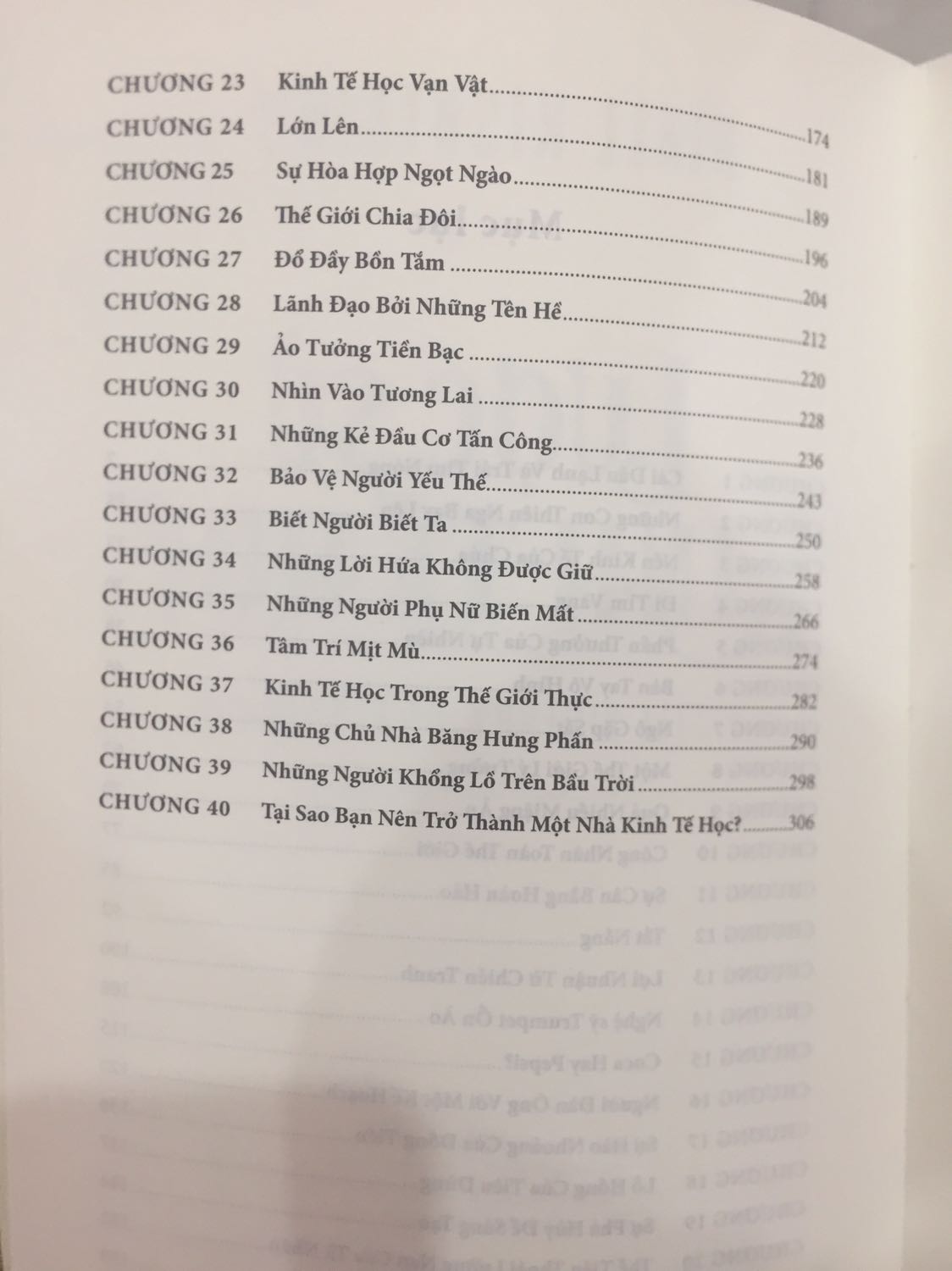 Mình đọc bình luận trên Goodread thì đây là cuốn sách kinh tế cơ bản dành cho trẻ nhỏ/thiếu niên nên mình đã quyết định mua. Nhưng nhìn chung thì đọc phải nghiền ngẫm nhiều lần, đọc đi đọc lại vì để tránh quên các sự kiện, tư tưởng. Tác giả giải thích khá cụ thể, sau khi mình đọc thì cũng đã năm được tương đối lịch sử hình thế nền kinh tế như hiện nay, từ khi đối mặt đến sự khám hiếm rồi đến các chủ nghĩa trọng thương/nông,.... Sách gồm 40 chương nên bao hàm khá nhiều kiến thức. 
=> Rất thích hợp cho người chưa biết rõ về kinh tế.