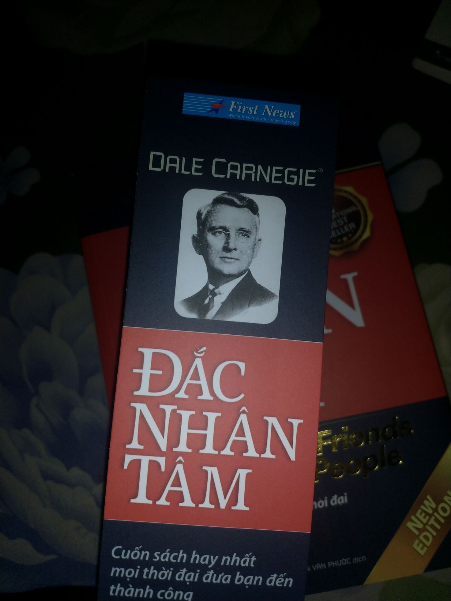 Giao hàng đúng dự kiến. Sách nhận được hơi cong ở mép sách. Sách có tặng kèm bookmark. Sách có chất giấy khá nhẹ nên quyển sách cầm cũng rất nhẹ tay. Tuy nhiên sách được cắt rất cẩu thả, mép giấy nham nhở trông rất mất thẩm mỹ.