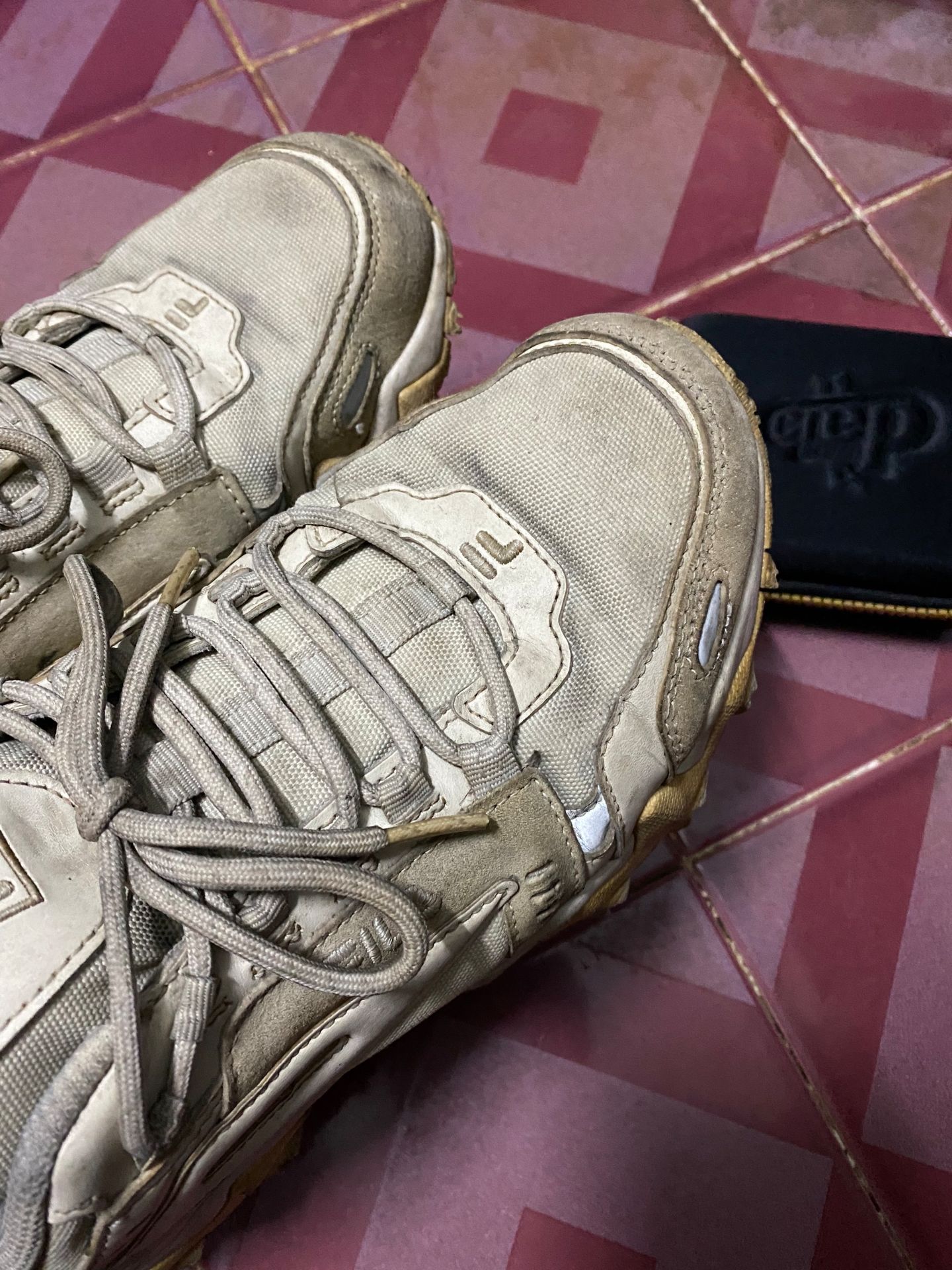 Không có gì ngoài từ "Tốt"
Sạch được tầm 9/10 phần, tuy nhiên các đôi giày vải thì hơi tốn hơn do chưa kịp chà bao nhiêu nó đã thấm vào hết rồi.