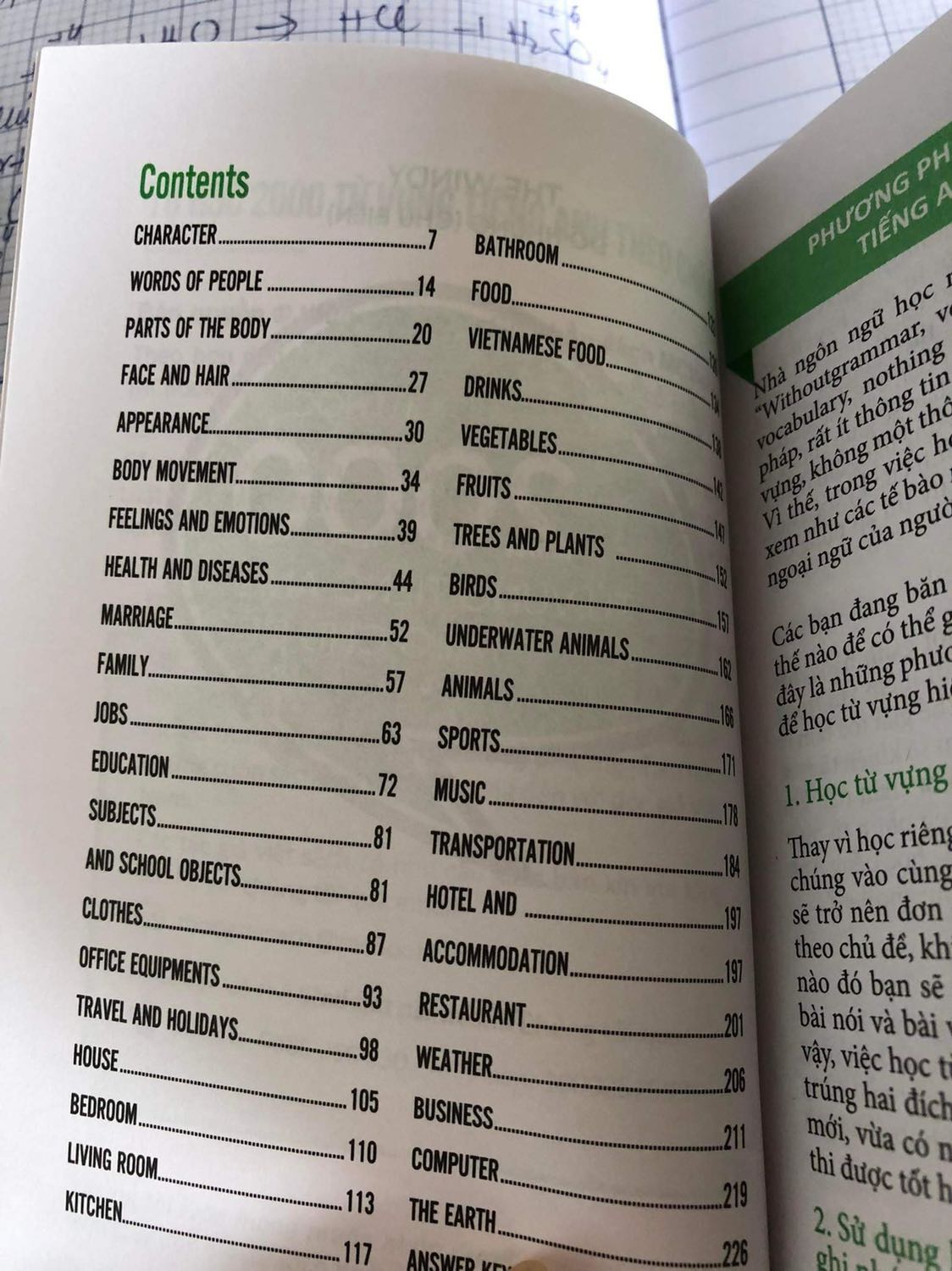 Một tựa sách không nên mua các bạn ạ:(( mik khuyên thật
Điểm cộng: giao hàng nhanh, gói hàng đẹp, sách mới không móp méo tuy nhiên:
Điểm trừ: sách không quét được mã=> sách fake:(( tuy là sách từ vựng nhưng lại sai chính tả, từ vựng chưa chọn lọc những từ phổ biến, hay, nhiều từ vựng trong sách bị lặp lại nhiều lần:((