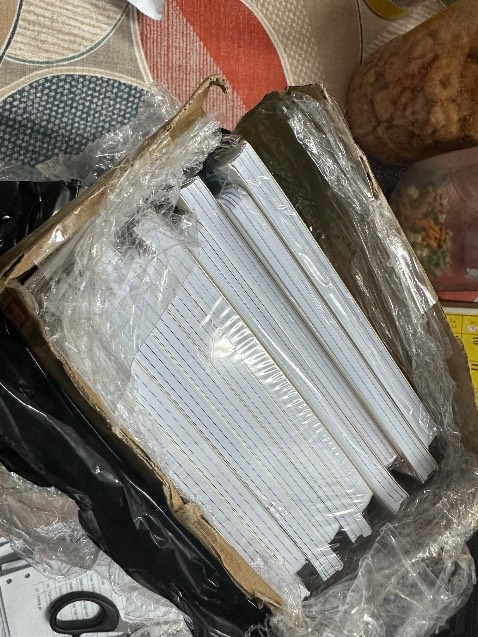 Tôi đặt là sổ lò xo fancy A5. Shop giao không đúng. Sổ tôi đặt mua và nhu hình shop đang sẽ là giấy 5  màu. Tôi đề nghị shop hoàn tiền lại cho tôi