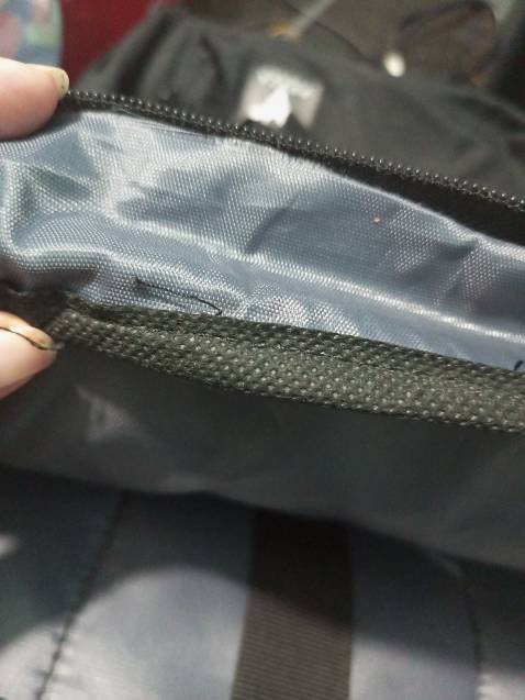 Balo khi mở hàng có mùi hôi và rất nồng
Có rất nhiều chỗ chỉ bị đứt