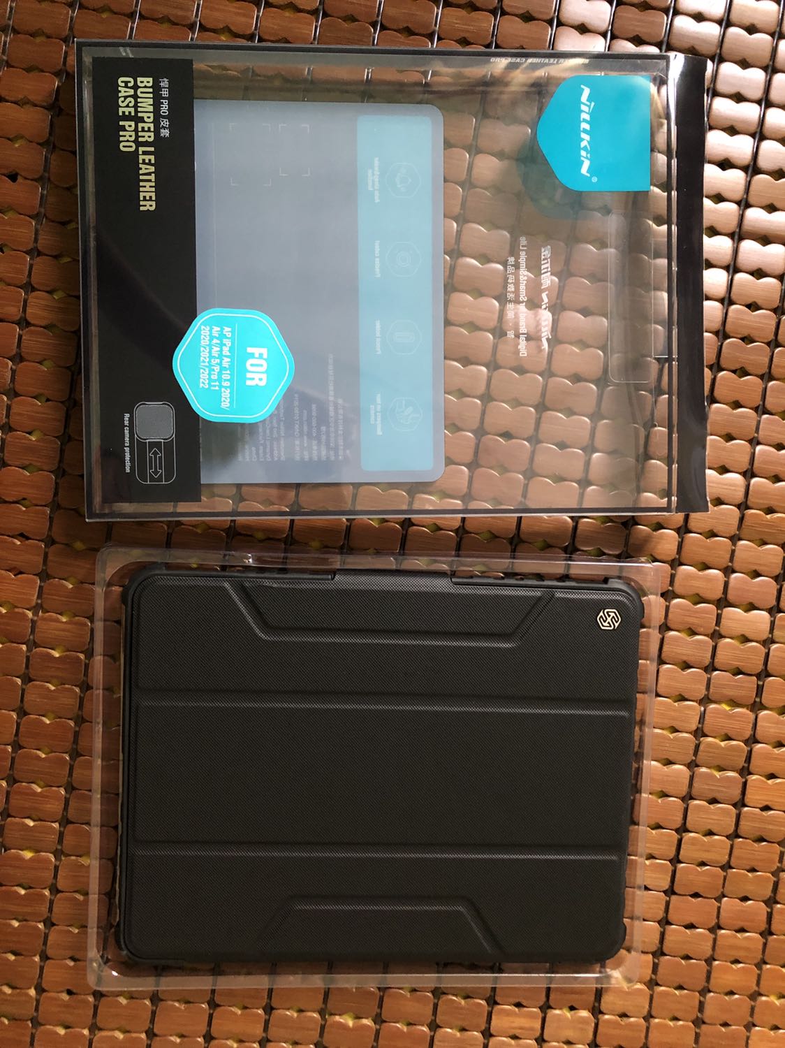 Lắp vừa vặn Air 4, đường nét bao da gọn gàng chuẩn chỉ. Nút âm lượng khá cứng và hơi khó bấm. Mặt che màn hình hơi mỏng