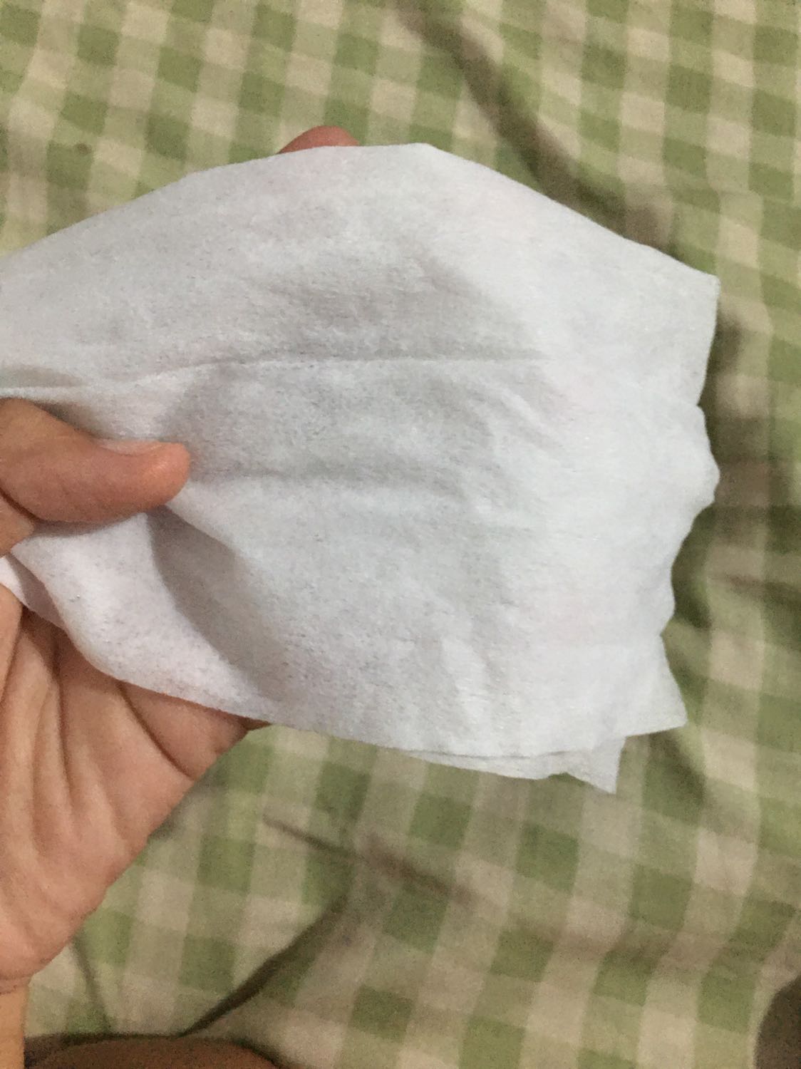 Tiki giao hàng nhanh, nhưng lần này khăn ướt không được đóng gói kỹ trong hộp như những lần trước mình mua mà chỉ bọc bằng bọc thực phẩm. Về sản phẩm thì lần đầu mình dùng thử loại khăn ướt này, chất lượng cũng khá okie, khăn không mùi dùng dễ chịu và khăn cũng dày dặn. Nhìn chung là ổn ạ.