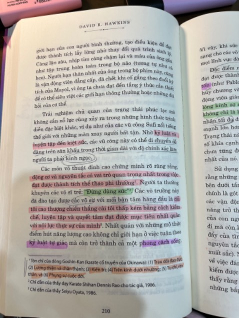 Mình đang đọc cuốn sách này và đọc gần xong rồi. Phần đầu đọc sẽ hơn khó hiểu. Càng đọc vào các chương sau thì sẽ cảm thấy dễ hiểu và cuốn hơn. Nội dung cuốn sách phân tích về trường năng lượng áp dụng cho đa dạng lĩnh vực, từ đó giúp bản thân nuôi dưỡng trong mình tình yêu thương với chính mình, muôn loài quanh mình, và chấp nhận những khó khăn đến với mình một cách nhẹ nhàng hơn vì đó là một phần của tiến hoá. Với mình đây là 1 cuốn sách hay, đáng đọc, giúp thay đổi nhận thức của mình rất nhiều. Cảm ơn Tiki vì đã giao sách nhanh và rất lành lặn tới mình. Cảm ơn nhà bán hàng! Mình đang đọc cuốn sách này và đọc gần xong rồi. Phần đầu đọc sẽ hơn khó hiểu. Càng đọc vào các chương sau thì sẽ cảm thấy dễ hiểu và cuốn hơn. Nội dung cuốn sách phân tích về trường năng lượng áp dụng cho đa dạng lĩnh vực, từ đó giúp bản thân nuôi dưỡng trong mình tình yêu thương với chính mình, muôn loài quanh mình, và chấp nhận những khó khăn đến với mình một cách nhẹ nhàng hơn vì đó là một phần của tiến hoá. Với mình đây là 1 cuốn sách hay, đáng đọc, giúp thay đổi nhận thức của mình rất nhiều. Cảm ơn Tiki vì đã giao sách nhanh và rất lành lặn tới mình. Cảm ơn nhà bán hàng!