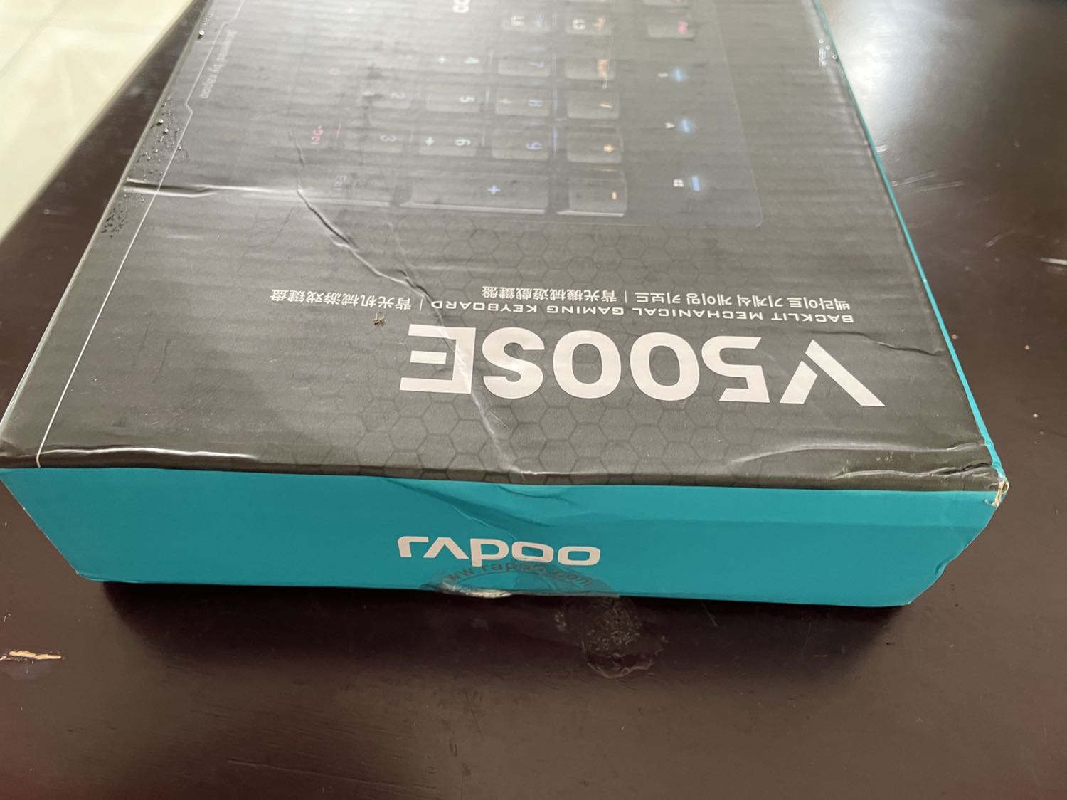 Bang phím thì chưa dùng nên k chê gì , cần phải trải nghiệm đã .
Nhưng tiki đóng gói và vận chuyển rất cẩu thả , hoặc là ngay từ đầu bao bì đã xấu . Tới tay là thấy hộp đựng méo mó rồi . Càng ngày thấy chất lượng giao hàng của tiki càng xuống