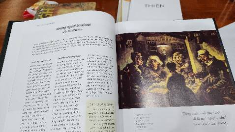 Khổ to, chất lượng in ấn tốt, màu sắc đẹp, nội dung chi tiết ... Rất ok cho ai tìm hiểu về tranh của Van Gogh !!!