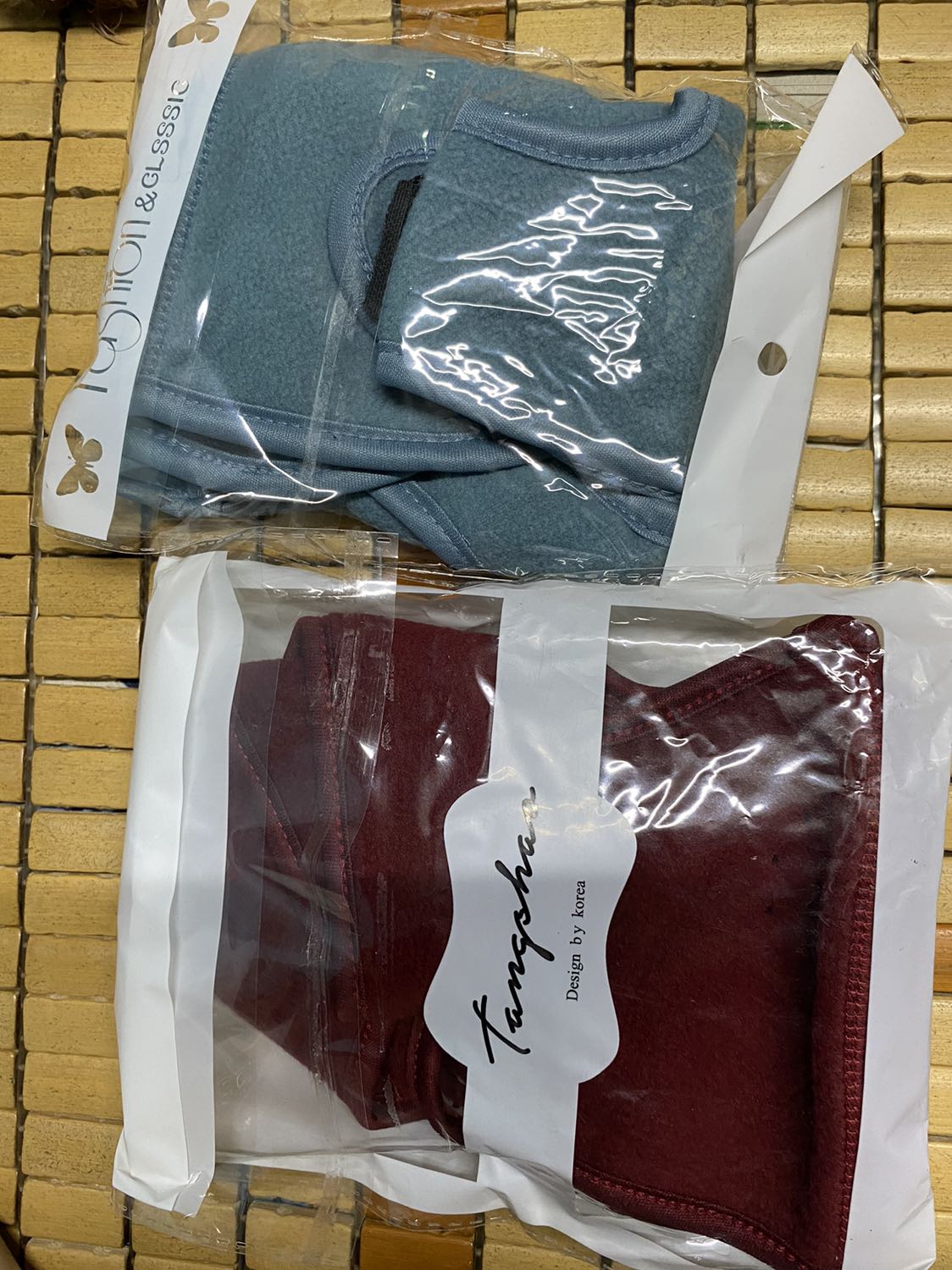 vải nỉ dày dặn, mềm mịn. Chưa mang ra ngoài đường thử, nên không biết nóng không. Giá rẻ