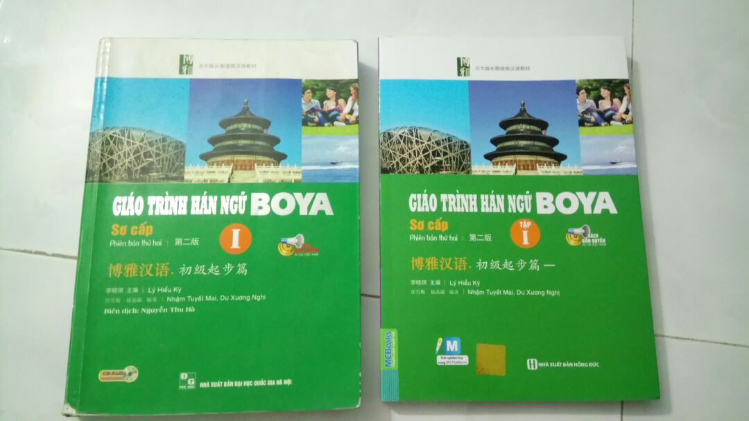 Bên trái là cuốn sách do một chị giới thiệu mình mua về để tự học, NXB Đại học quốc gia Hà Nội, có phần bài tập kèm phía sau. Mình thấy Tiki có bán nên đã đặt mua, phần mô tả và hình ảnh trên web cũng của NXB ĐHQG HN. Tuy nhiên khi nhận hàng lại NXB Hồng Đức (cuốn bên phải), sách mỏng, ko có bài tập đi kèm.
Nhờ Tiki giải thích giúp sao hàng giao không đúng thông tin đã đăng? Mình muốn nhận đúng sách bản của NXB ĐH quốc gia HN. 
Lần mua hàng này thật sự không hài lòng.