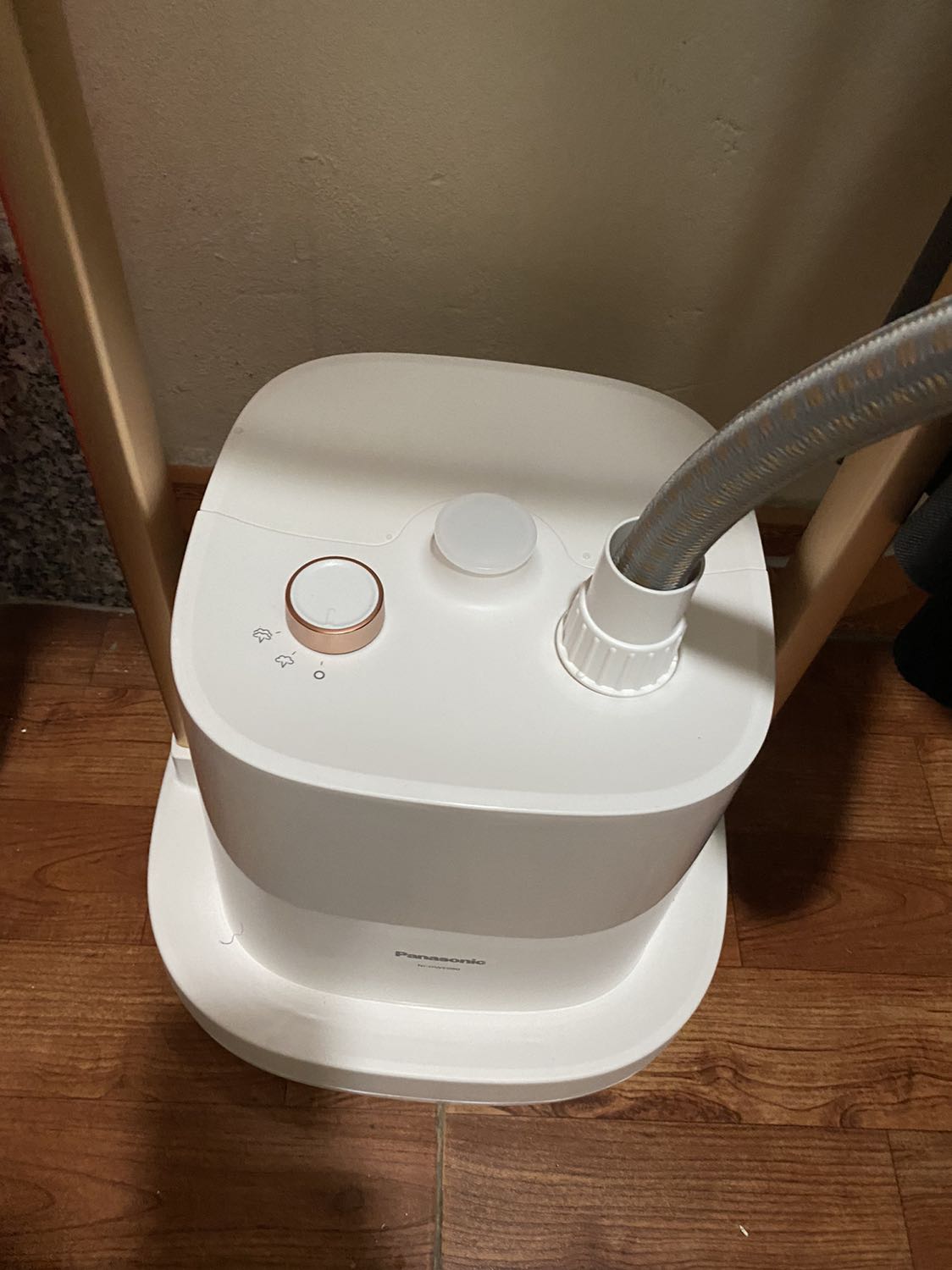 Sản phẩm cứng cáp, chắc chắn, màu hồng nhìn yêu yêu 😂
Nhìn chung sử dụng khá hài lòng, dễ ủi đồ. Lực phun thì cũng không quá mạnh, chỉ có 2 mức, nhưng đồ của mình thì cũng chỉ cần thế 😂
Thương hiệu Panasonic thì mình khá yên tâm về chất lượng.