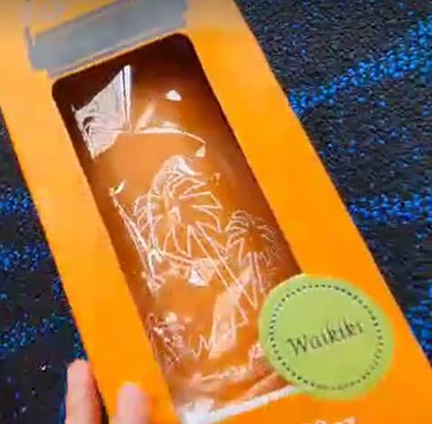 - Về sản phẩm và nhà bán hàng: Mình từng sử dụng loại bình này của L&L rồi, thấy tốt nên mua cho bạn dùng. Sản phẩm thì không có gì để chê, dung tích lớn, quai xách chắc chắn, giữ nhiệt tốt. Nhà bán hàng chuẩn bị hàng và gửi cho đơn vị vận chuyển cũng khá nhanh. Hàng được đóng trong hộp của L&L và hộp của TIKI.
- Về đơn vị vận chuyển: Tuy đã mua hàng trên TIKI nhiều lần, nhưng đây là trải nghiệm tệ nhất mình từng có, và lỗi hoàn toàn thuộc về đvvc. Mình đặt hàng ngày 12, hàng đóng gói xong và chuyển cho đvvc ngày 13, nhưng đến ngày 20 mình mới nhận được hàng (sau khi đã liên hệ TIKI để hối thúc). Hình thức kiện hàng thì các bạn nhìn hình sẽ rõ, rất đáng thất vọng luôn. Cũng may là còn hộp của L&L bảo vệ sản phẩm, nếu không thì hông biết cái bình sẽ móp méo tới cỡ nào nữa. Mong TIKI làm việc lại với đối tác vận chuyển GHN để khách hàng không có trải nghiệm tệ như mình.