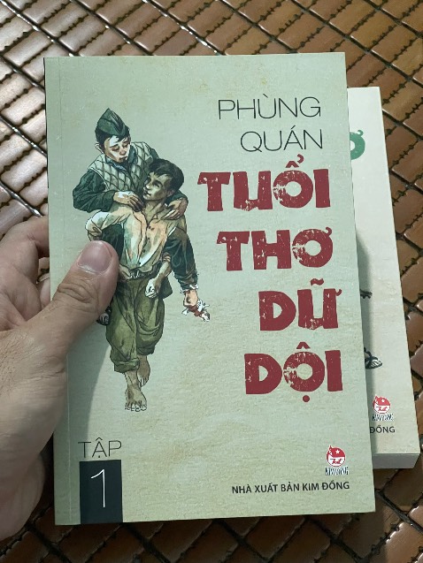 Đơn vị giao hàng nhanh, riêng bên Tiki hỗ trợ đổi sản phẩm khi sản phẩm bị lỗi, đã khiến mình cực kì hài lòng. Sẽ mãi ủng hộ nền tảng Tiki. 
Tuổi thơ dữ dội của tác giả Phùng Quán. Đây là một tác phẩm nói về chủ đề chiến tranh tại Việt Nam, trong giai đoạn chống lại thực dân Pháp. Xuyên suốt câu chuyện là hành trình của các bạn nhỏ tham gia vào Vệ Quốc Đoàn, trong đội Thiếu niên trinh sát. Thông qua tác phẩm chúng ta có thể phần nào đó hiểu được sự khốc liệt của chiến tranh, những hi sinh lớn lao của biết bao thế hệ đi trước. Tất cả vỉ một mục tiêu chung “Quyết tử cho Tổ quốc quyết sinh”. Cảm ơn tác giả đã viết nên tác phẩm để cho các thế hệ sau này có thể hiểu được hoà bình ngày nay là công lao to lớn của thế hệ đi trước đã hi sinh.