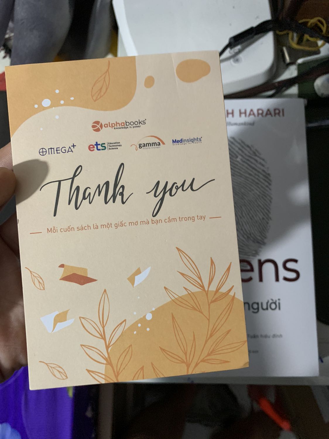 Sản phẩm nhận được ngoài mong đợi 
Shop ETbooks đóng gói có cả mút xốp 4 góc để sách k cọ nhăn góc. Lần đầu tiên có shop đóng gói kỹ đến vậy. Love 
Về nội dung: chỉ nghe qua review nên mua chứ chưa đọc ạ