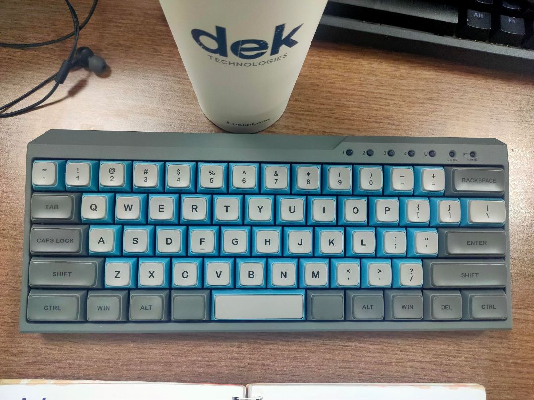 Giao hàng nhanh, shop đóng gói cẩn thận. Sản phẩm tốt từ hộp tới nội dung bên trong. Brown switch lực nhấn đầm, phù hợp với tay mình. Các phím chắc chắn. Âm thanh rất hay. Khả năng tùy chỉnh phím rất tiện, có thể dùng trên Windows, MacOS và cả Android. Nói chung là đáng đồng tiền bát gạo.