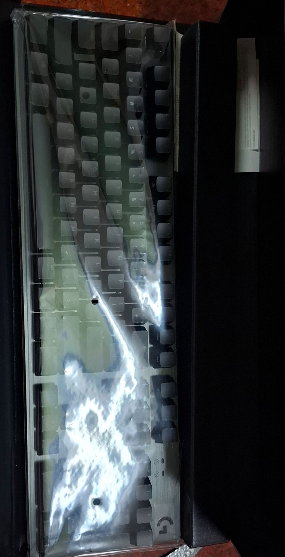 Gõ êm, mướt, hơi nặng khi cần di chuyển. Kết nối là 2 đầu Type A, bất tiện với máy có ít cổng kết nối Type A