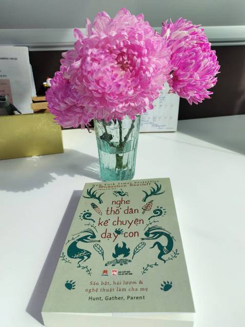 Mình đọc lời giới thiệu về cuốn sách hay này từ chi Hằng Mai trên trang *** như sau: 
"Cuốn sách là hành trình của một người mẹ trẻ của xã hội đương đại, từng bị trầm cảm sau sinh và trầy trật trong việc nuôi dạy con đi tìm đường ra cho chính mình. Cách nuôi dạy con của những tộc người săn bắt hái lượm là cho trẻ em tham gia vào cuộc sinh tồn cùng cha mẹ và cộng đồng sớm nhất có thể, và nhờ đó chúng trưởng thành sớm, rồi cộng đồng được nhờ sớm. Đó là 1 nền giáo dục kiệm lời, chủ yếu là làm gương (thân giáo), đặc biệt đề cao gương Điềm tĩnh! 
Để cảm xúc dẫn dắt là dấu hiệu của sự không trưởng thành (người Inuit). Cuốn sách không chỉ dành cho những người làm cha mẹ mà cho bất cứ ai sống trong cộng đồng. Bởi bọn trẻ con thuộc về cả cộng đồng. Cần cả làng để nuôi đứa trẻ. Câu này nghe nhiều nhưng đến khi đọc cuốn sách này mới giúp mình sáng rõ, theo nghĩa đen luôn.
- 20% công việc chăm sóc đứa trẻ do chính người mẹ đảm trách.
- 40% do những đứa trẻ lớn hơn chia sẻ.
- Phần còn lại do các người mẹ khác. (tộc người Hadzabe, Tanzania)
Cả làng nuôi đứa trẻ để rồi nó lớn lên thành người hữu ích cho cả làng"
Cảm ơn Huy Hoàng books đã phát hành nhiều đầu sách xuất sắc quá, mấy năm gần đây mình rất thích chọn lọc đầu sách hay của Huy Hoàng books để làm sách gối đầu gường đó. Cảm ơn Tiki đã giảm giá 36% để mình vớt không đắn đo suy nghĩ nhé.