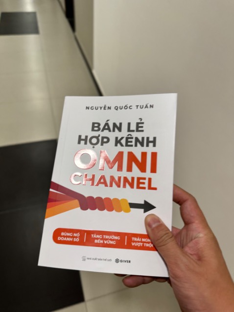 Mình đã loay hoay chật vật nhiều năm khi triển khai bán hàng online và offline tại cửa hàng với rất nhiều câu hỏi đã được giải đáp ở cuốn sách này.