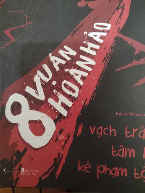 Thường đọc trinh thám nên mình đã mong chờ nhiều hơn nhưng nội dung lê thê dài dòng và sự thật cuối cùng cũng k có gì đặc biệt, chỉ có miêu tả tâm lý nhân vật 'tôi' hay và buồn còn đâu nội dung vụ án không nổi bật nên bị hụt hẫng, cuốn này và cuốn Án mạng tàu tốc hành phương Đông là có quá nhiều tên các nhân vật cần phải ghi lại để tóm tắt, mà truyện này tóm tắt các nhân vật xong cũng chả để làm gì vì các nhân vật nhạt nhẽo hời hợt không tới :))