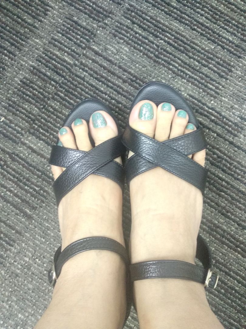 Giày nhẹ, mang êm chân, shop giao hàng nhanh, giày giống y hình, quai sau hơi rộng, bình thường size 35 là vừa chân nhưng đôi này lại rộng quai.