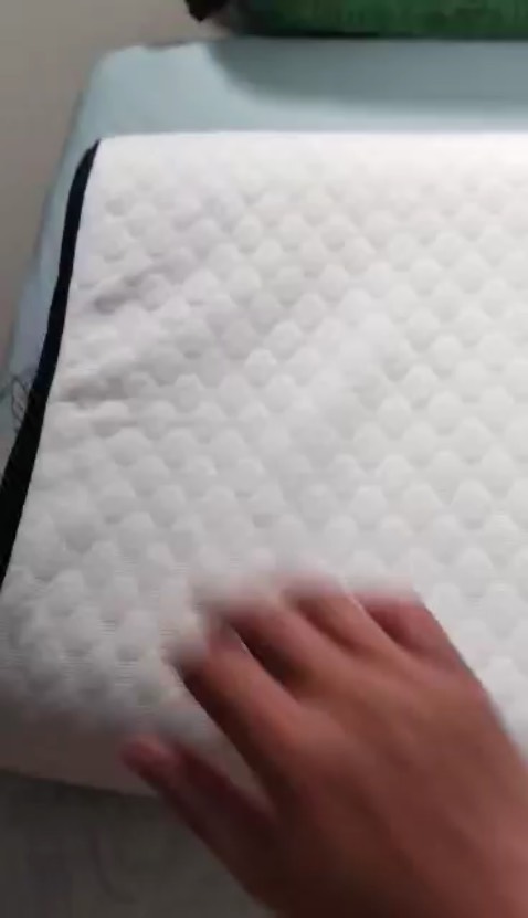 Gối này có 2 cái lượn sóng, đầu kia hơi cao mình không thích, cái lượn sóng nhỏ nằm thấp đỡ mỏi vai cổ hơn