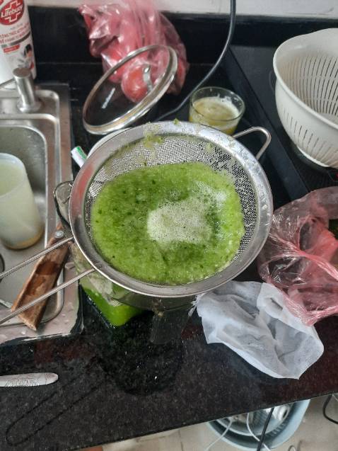 Nước ép uống ngon màu đẹp. Nhưng bã ép không kiệt còn nhiều nước. Tháo lắp dễ dàng vệ sinh máy cũng dễ. Phải lọc thêm qua dây lọc. Với giá thành này thì tạm ổn