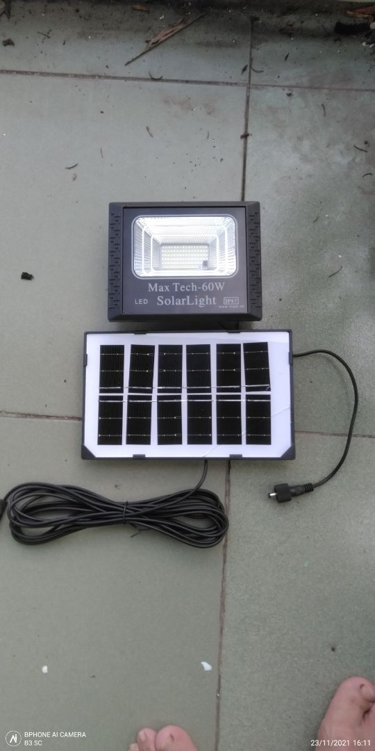 còn vài điều tôi chưa hài lòng về sản phẩm, đóng gói cũng như quá trình vận chuyển. Tuy nhiên đèn có hoạt động và cũng đủ cho nhu cầu của tôi. tôi mua loại 60w nhưng sao diện tích tấm pin chỉ bằng 1/4 cái 100w của hàng xóm.