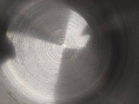 Sản phẩm bị móp méo, trầy xước. Mua nồi áp suất màu đen nhưng giao hàng màu trắng