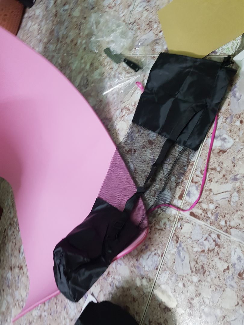chào shop. mình đặt mua 2 thảm tập yoga. 1 thảm màu tím thì giao bao đựng thảm rộng rãi theo thảm dày 8mm. còn thảm màu hồng giao bao đựng không bỏ vô được. shop giao bị nhầm bao đựng dành cho thảm 6mm hay sao ấy. trong khi cả 2 thảm mình đều đặt dày 8mm. đt : ***. Shop giải quyết đổi 1 bao lại giúp mình vì kg bỏ thảm được