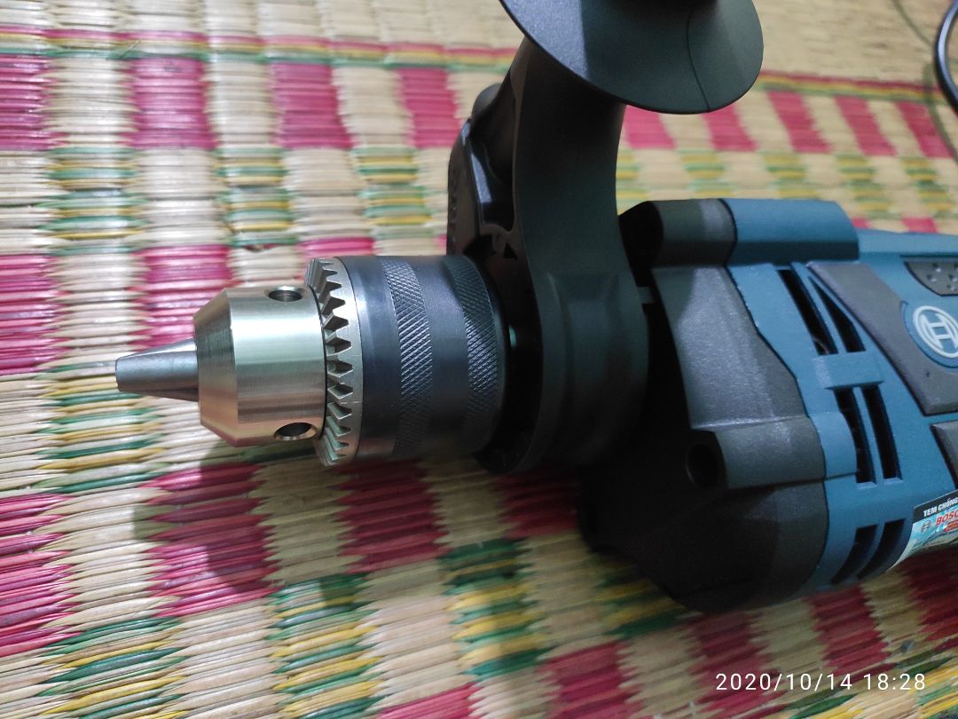 Sản phẩm chính hãng khoan tường như khoan thạch cao. Khoan bê tông quá ngọt luôn. Máy chạy êm ít phát tia lửa( lâu thay than) mỗi nhà nên mua 1 cài để dành có việc mà sài. Chỉ buồn vì không có tặng 1 mũi khoan luôn ???