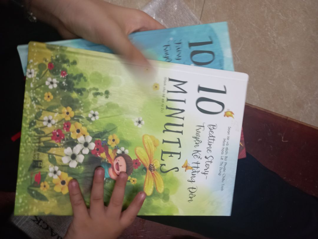 Đóng gói siêu có tâm, sách bìa cứng, minh họa đẹp. Vì mua sale nên giá hợp túi tiền chứ thật ra giá gốc có thể làm mọi người hoang mang :'))))