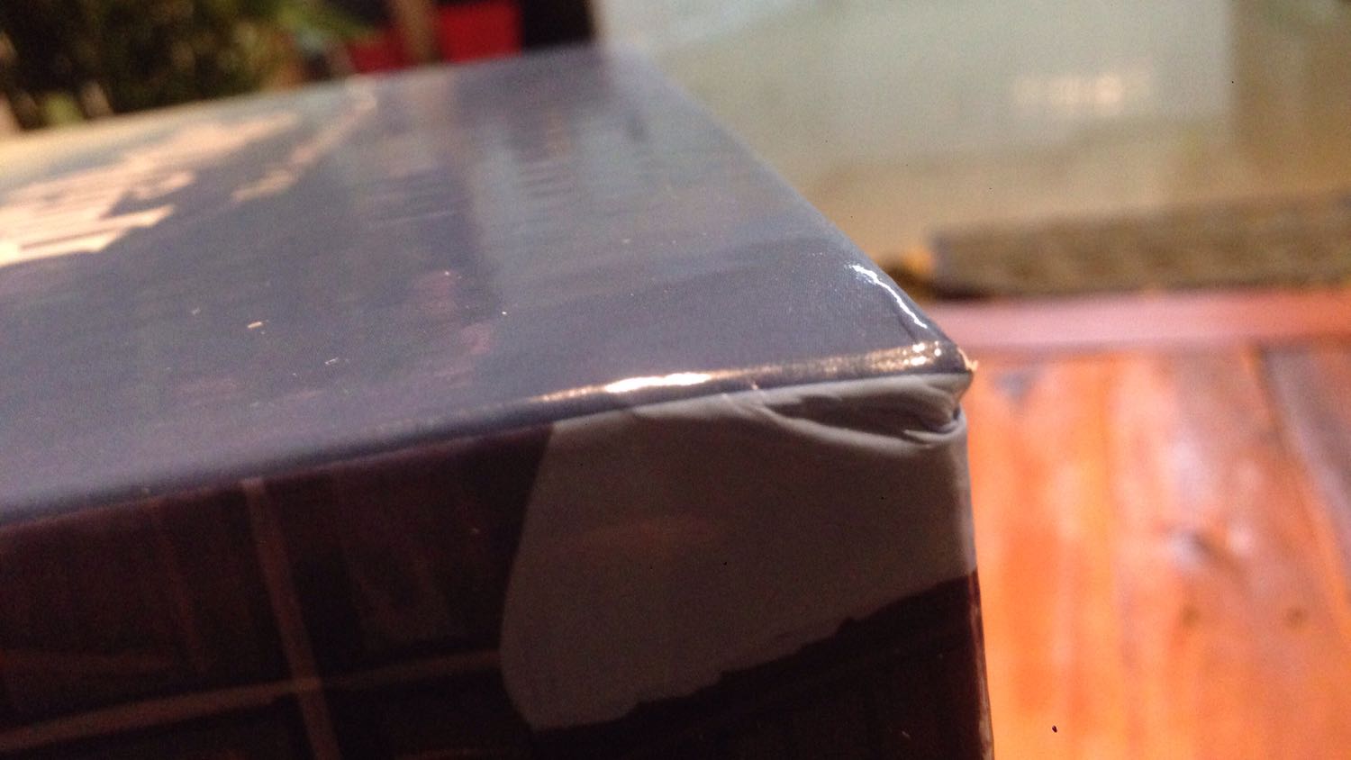 Mua hàng lúc giá sale . Giá tốt tuy nhiên sản phẩm màu nhạt hơn trong hình. Nhìn nhỏ hơn vì nghĩ là sẽ hộp sách bự hoành tráng. Sách bìa mềm chữ nổi. Chỉ có hộp bìa cứng nhuwng Nhìn ko sang lắm . Chỉ như thùng giấy thường in ảnh phía ngoài thôi. ( nhìn hình se rõ )Nói chung với giá này và ngoại văn thì được rồi ko đòi hỏi nhiều . Tuy nhiên mình có đặt hàng 2 lần trong đợt sale. Lần 1 giao hàng làm hỏng hết góc hộp Sherlock Holmes mình đã chấp nhận và gọi báo tiki cẩn thận giùm đơn hàng này là đừng để quăn góc. Vậy mà mở thùng hàng này ra ko hề có 1 miếng xốp đệm , toàn sách là sách và 1 cái Bill. Quá thất vọng về cách tiki làm việc. Review nhằm đóng góp giúp những bạn mua sau cẩn thận hơn.