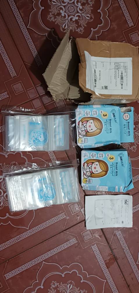 1. Về shop:
Đóng gói thiếu hàng: đặt mua 3 sản phẩm, giao 2 sản phẩm. 
2. Về vận chuyển:
Bao bì cùng với sản phẩm nhàu nát.
Quá tệ! 1. Về shop:
Đóng gói thiếu hàng: đặt mua 3 sản phẩm, giao 2 sản phẩm. 
2. Về vận chuyển:
Bao bì cùng với sản phẩm nhàu nát.
Quá tệ!