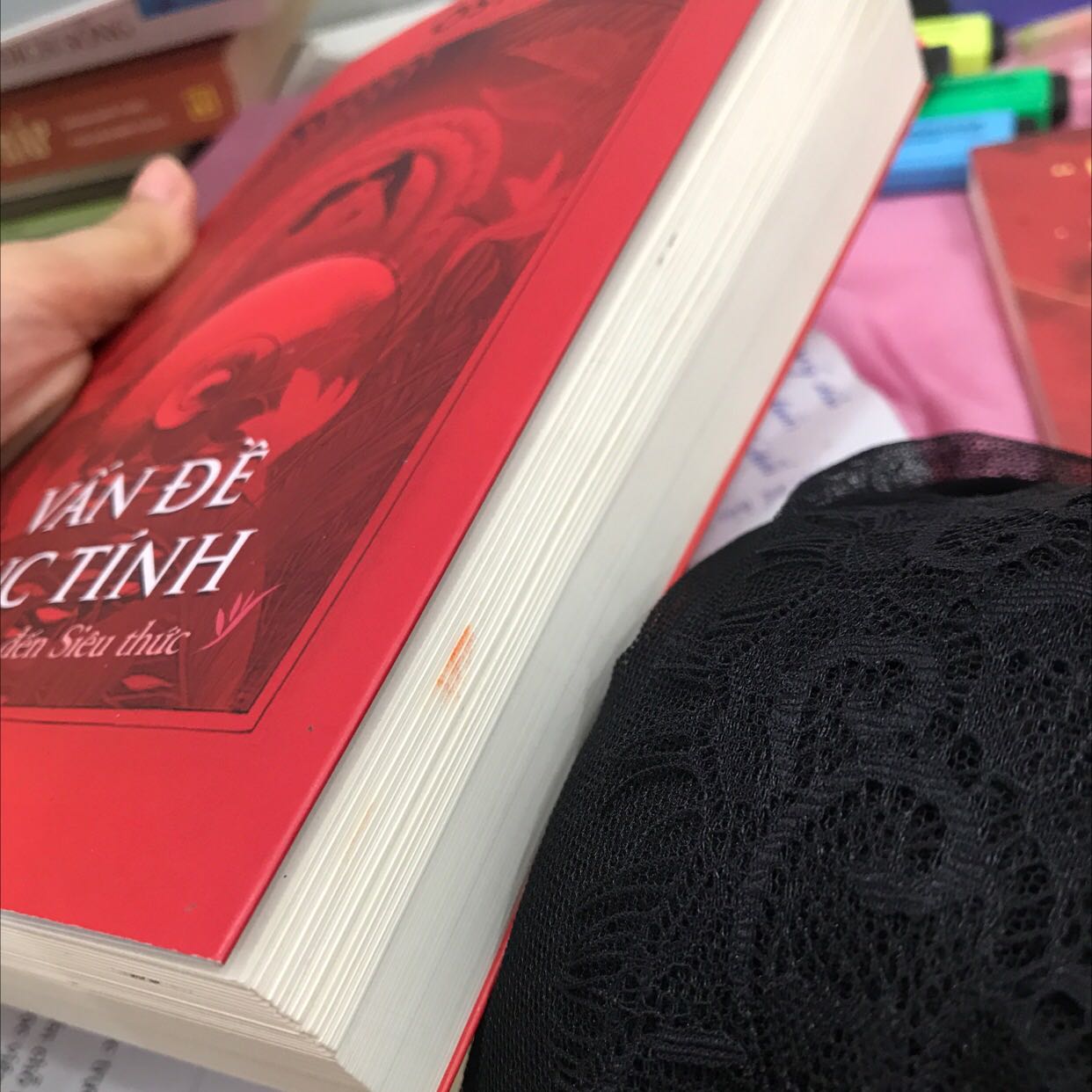 Một cuốn có nội dung thực tế và rất tuyệt vời, tuyệt vời, tuyệt vời ... nên có 1 cuốn trong tủ sách của mình.. nội dung thì các bạn nên đọc và tự cảm nhận. Osho nêu ra, phân tích, đưa ra rất nhiều ví dụ để chúng ta hiểu rõ thực trạng chứ không phải né tránh! Cám ơn tác giả, dịch giả, nhà xuất bản, shop bán sách ạ !!!