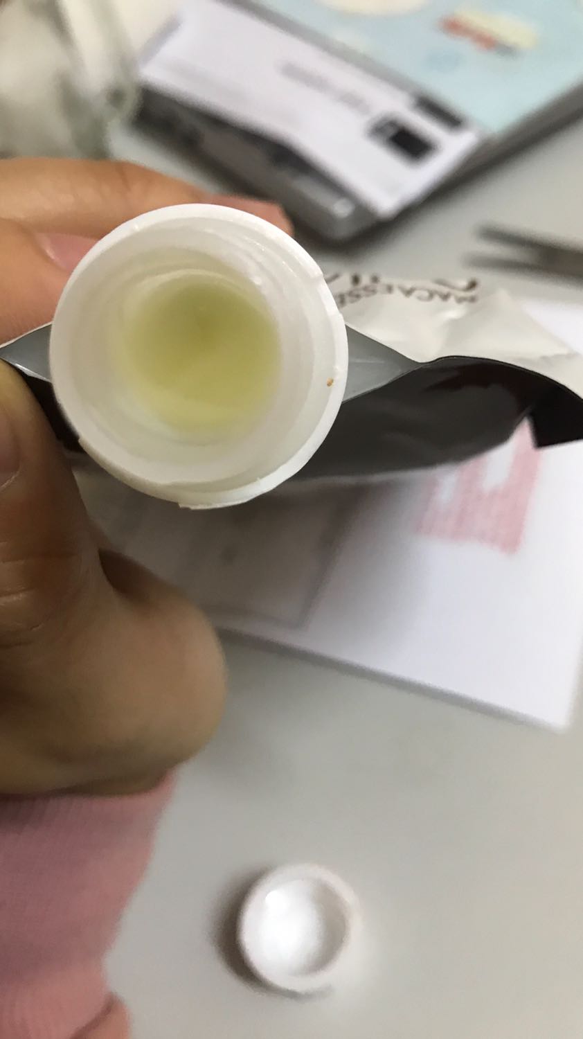 Cảm nhận ban đầu là mình thấy em này khá thơm, chất kem vàng đặc, tem mác đầy đủ. Mua hàng trên Tiki cứ yên tâm là chính hãng. Mình đã nhanh chóng sử dụng luôn em này để viết cảm nhận. Gội xong thì tóc rất thơm giống ngoài salon , có chút mềm và mượt. Mình sẽ sử dụng lâu dài và sẽ review tác dụng sâu hơn của em ý khi sử dụng thời gian dài hơn