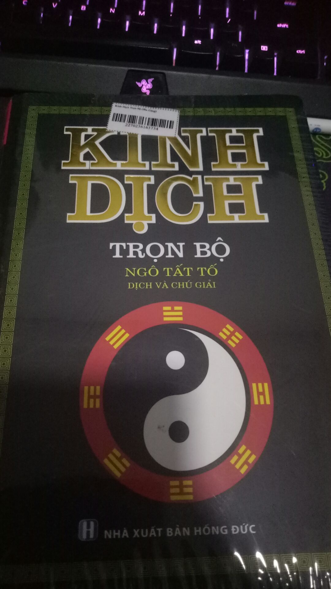 Sách in sai 2 quẻ Kiền và quẻ Khảm, Kiền phải là 3 nét liền, Khảm phải là 3 nét đứt liền đứt, có mấy trang gần cuối bị gập, hơi buồn vì mình là người giữ sách rất kỹ, giấy mỏng, tuy nhiên cực kỳ hài lòng với chất lượng dịch vụ của tiki trong khoản giao hàng. Mong bên phòng biên tập chỉnh sửa lỗi trên trong đợt sách mới.