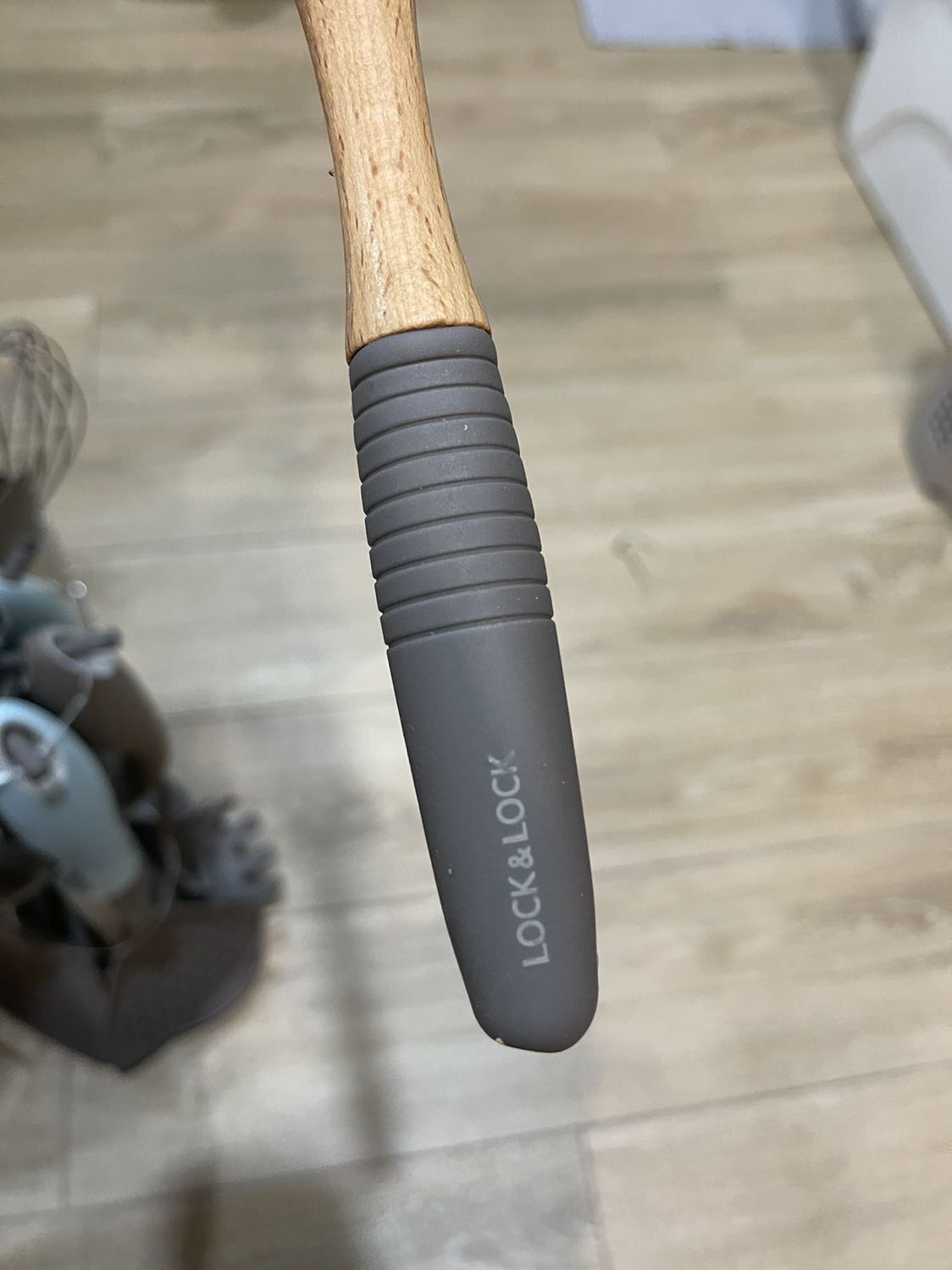 Không biết phải hàng fake k?
Gỗ thì lồi lõm, nhựa cũng lòi lõm nốt, logo còn bị mờ. Quá thất vọng, cần trả hàng gấp