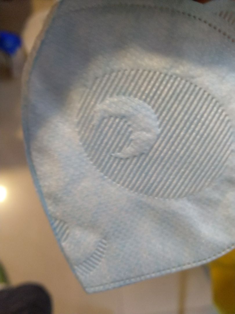 size M bé 3-4 tuổi đeo vừa nhưng thiết kế dở. phần tai gấu đụng mắt khó chịu. kéo xuống tí để khỏi đụng mắt thì lại k che kín mũi. ngoài ra dây đeo khá mềm dễ chịu. chất liệu cũng dày dặn hơn unicharm hay bạch tuyết nhưng tiếc là thiết kế dở quá