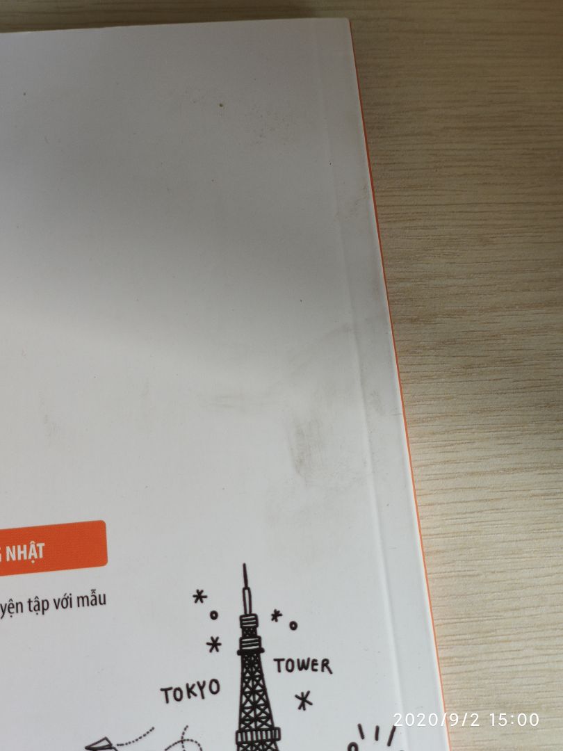 - Giao Hàng: Cực kì nhanh. Tiki hẹn mình ngày thứ 6 giao nhưng thứ 4 đã nhận được (Chưa đến 1 ngày kể từ lúc đặt hàng). Shipper thân thiện, làm việc gọn gàng, nhanh nhẹn.
- Đóng Gói : Khi nhận hàng, mình đã cảm thấy điềm khi hộp giao hàng bị móp nặng ở một góc. Góc sách bị bẻ cong. Bìa và gáy sách bị móp và bám nhiều bụi. Tuy nhiên, những điều trên không ảnh hưởng lớn đến trải nghiệm đọc sách của mình 
- Nội dung: Chất lượng giấy và màu in tốt. Sách được trình bày ở bố cục thông minh và gọn gàng, thích hợp với các bạn tự học. Lịch trình học của sách có phần hơi nhanh với các bạn mới bắt đầu nhưng nội dung ngữ pháp và từ vựng rất chỉn chu.