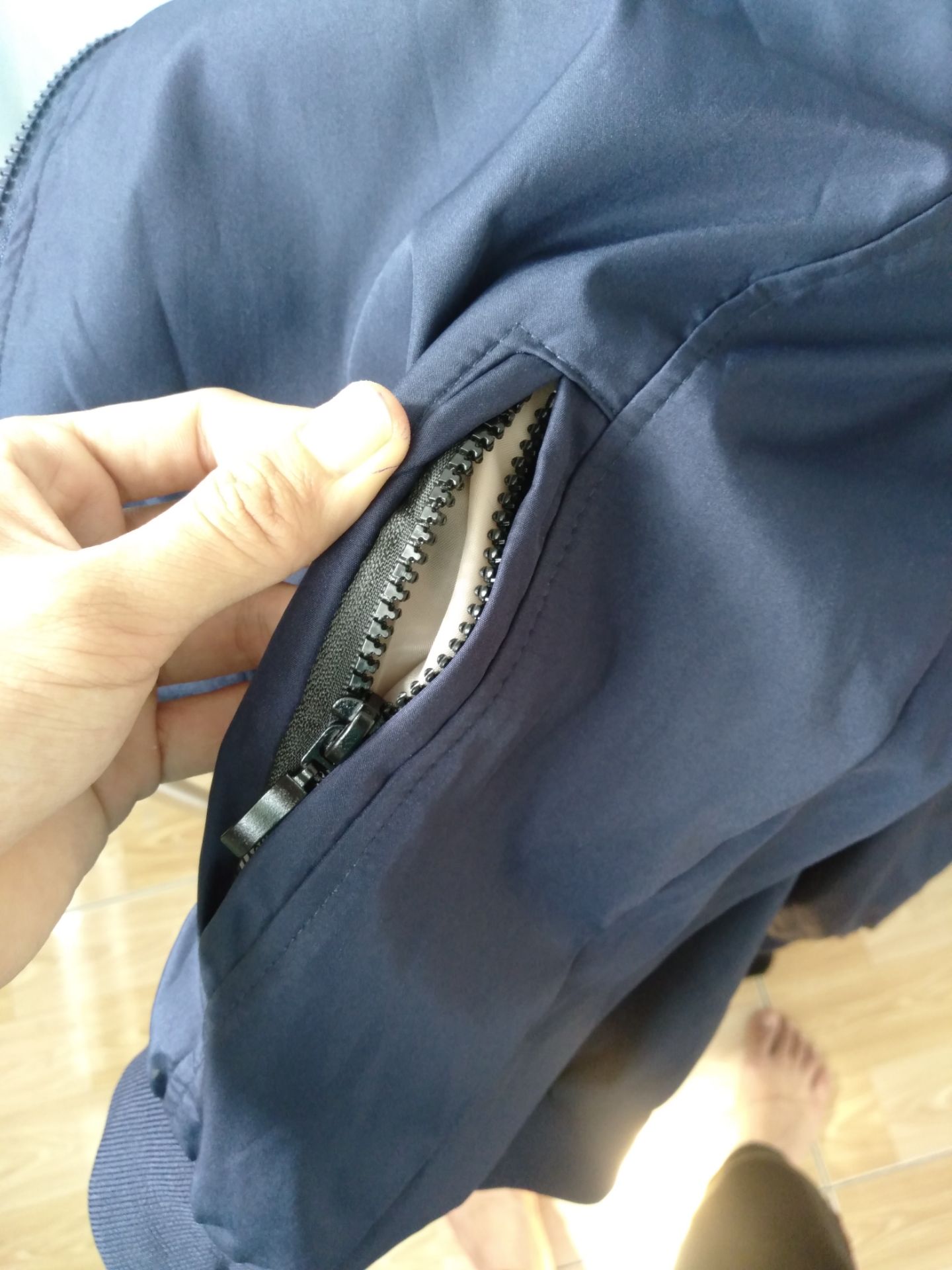 áo đẹp dày cầm chắc tay giao nhanh .. mình 1m75 56kg chọn size xl hơi rộng.. bạn nào muốn. vừa ôm thì chọn L nhá