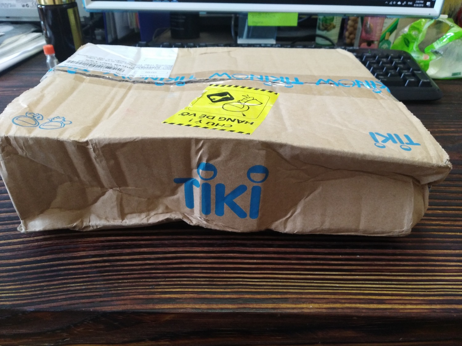 Phần Tiki:
1/ Không yêu từ cái nhìn đầu tiên, hộp móp méo như đống giấy nhàu xài lại, tem cảnh báo dễ vỡ chỉ dán cho sinh động.
2/ Giao nhanh, nhân viên lịch sự.
Phần sản phẩm:
1/ Kiểu dễ thương như quảng cáo.
2/ USB receiver nằm sâu kế chỗ để pin, phải lấy pin ra trc mới lấy dc USB ra, đầu cầm hơi nhỏ và trơn, ai bị mồ hôi tay chắc hơi khó lấy.
3/ Vỏ nhựa hoàn toàn, nhẹ, cầm không chắc tay (cảm tính bản thân).
4/ Click tiếng hơi to, có 3 cái nút chưa biết dùng làm gì.
5/ Giá không rẻ không mắc, 175k thì mua được.