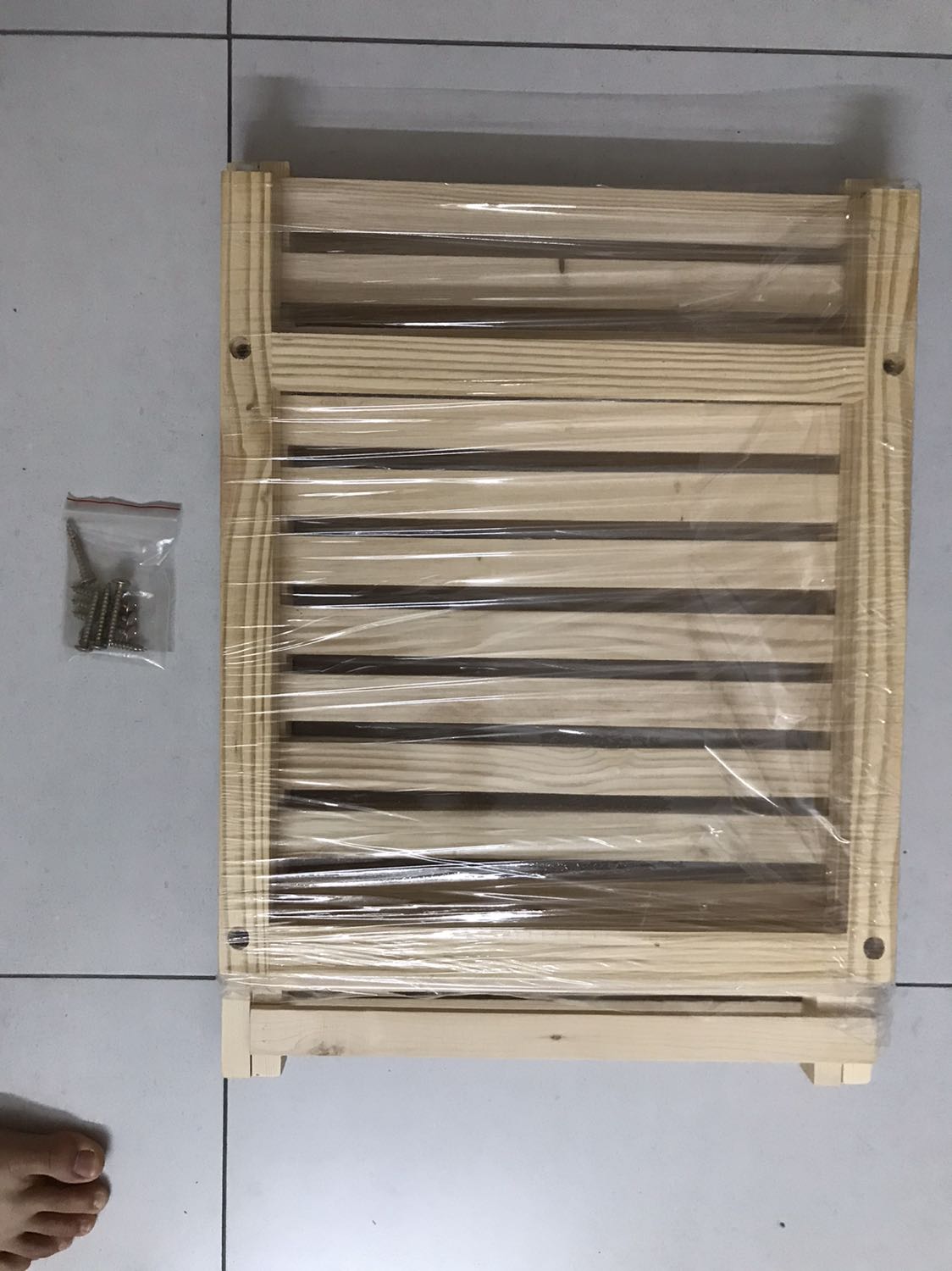 TikiNow giao hàng nhanh. Kệ gia công tốt. Chân kệ có đệm. 
Mình k thích kiểu vít 4 cạnh này vì vặn rất mất thời gian và đau tay, nếu chuyển qua dạng vít khác kèm thanh lục lăng thì tốt hơn.